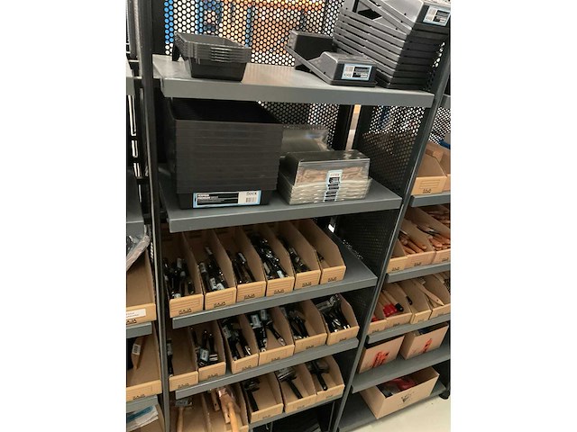 Partij kwasten en verfbakjes - afbeelding 1 van  13