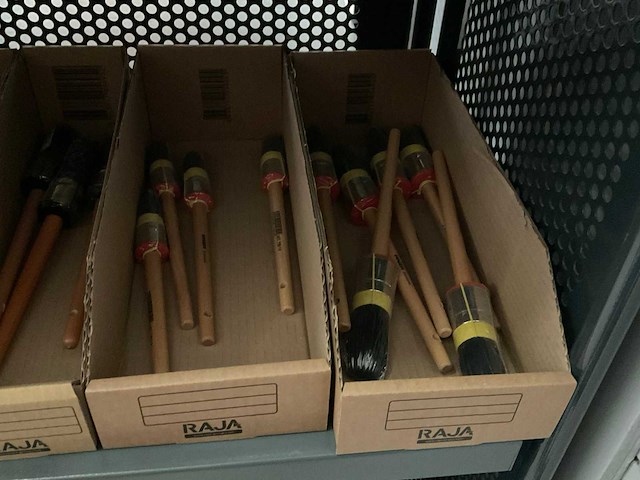 Partij kwasten en verfrollers - afbeelding 14 van  17