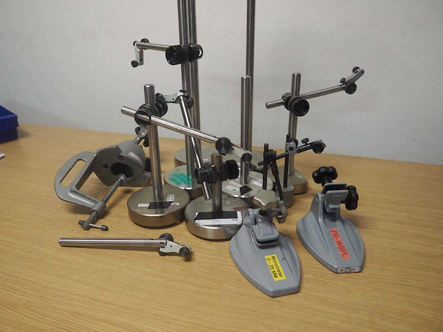 Partij laboratorium staanders/houders en klemmen - afbeelding 1 van  6