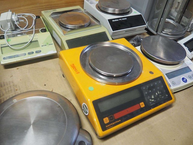 Partij laboratorium weegschalen van satorious, mettler, en philips - afbeelding 5 van  11