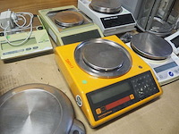 Partij laboratorium weegschalen van satorious, mettler, en philips - afbeelding 5 van  11