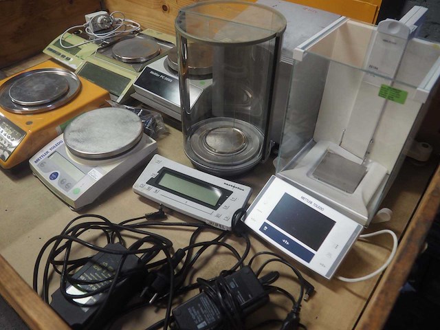 Partij laboratorium weegschalen van satorious, mettler, en philips - afbeelding 7 van  9