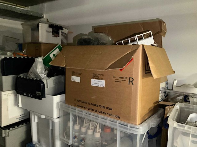 Partij laboratoriumbenodigdheden - afbeelding 44 van  66