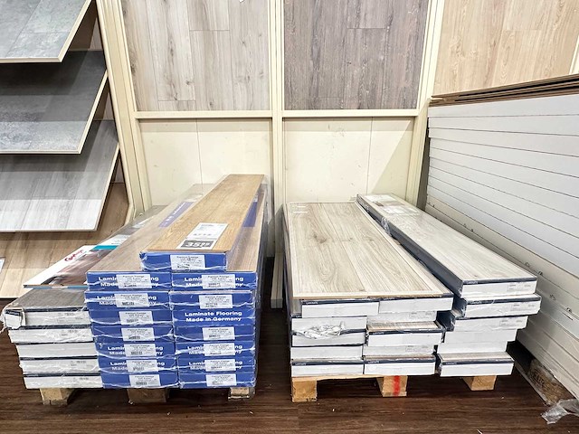 Partij laminaat op drie pallets - afbeelding 1 van  3