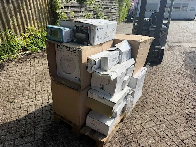 Partij lampen 38 pallets - afbeelding 10 van  41
