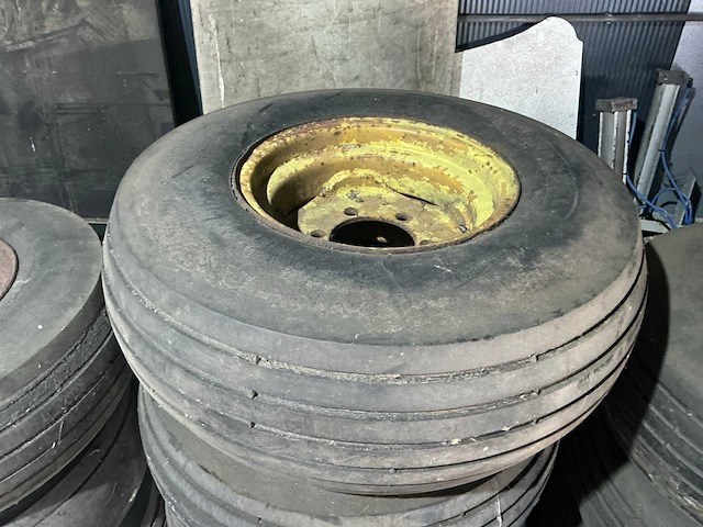 Partij landbouw- en industrie banden (circa 50 stuks) - afbeelding 2 van  29