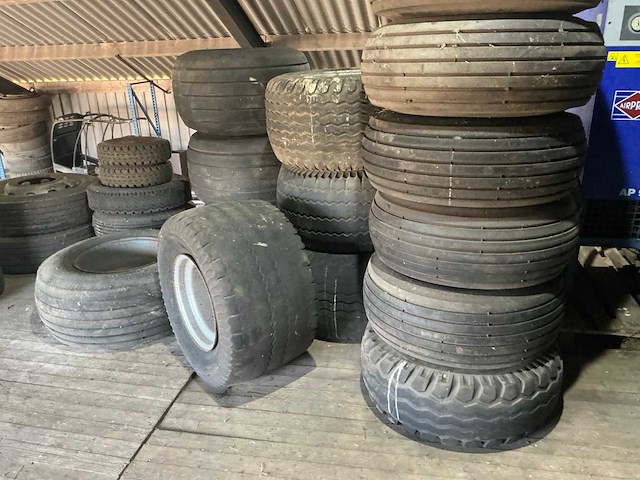 Partij landbouw- en industrie banden (circa 50 stuks) - afbeelding 7 van  29