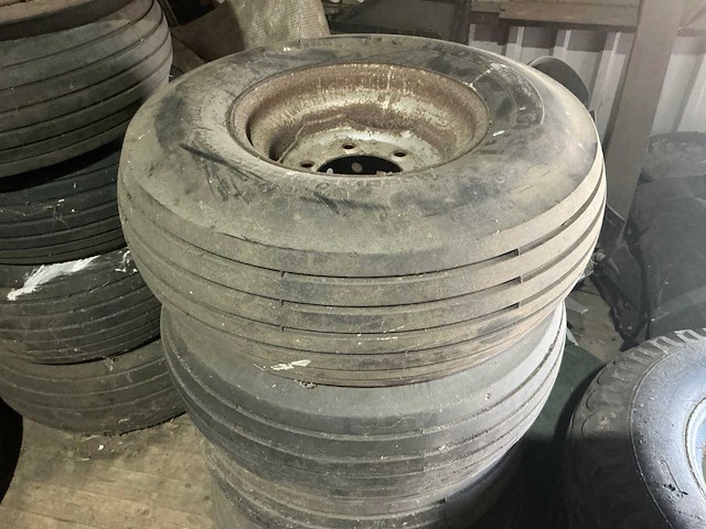 Partij landbouw- en industrie banden (circa 50 stuks) - afbeelding 26 van  29