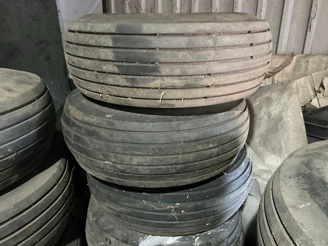 Partij landbouw- en industrie banden (circa 50 stuks) - afbeelding 28 van  29