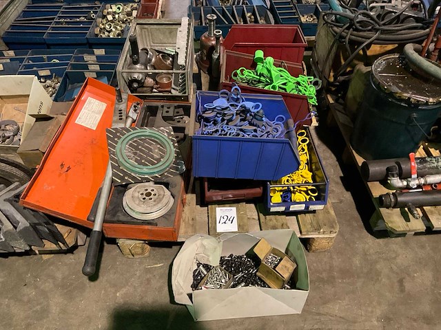 Partij landbouwmachine onderdelen en gereedschap - afbeelding 1 van  6