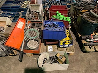 Partij landbouwmachine onderdelen en gereedschap - afbeelding 1 van  6