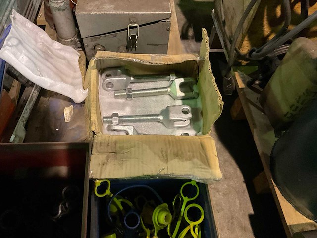 Partij landbouwmachine onderdelen en gereedschap - afbeelding 5 van  6