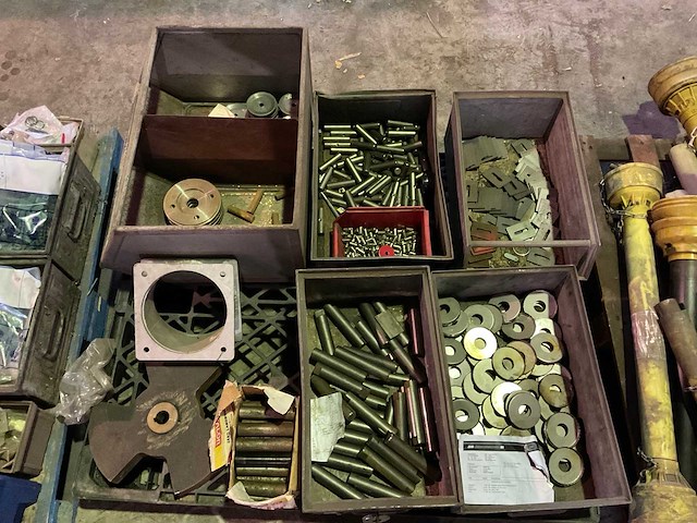 Partij landbouwmachine onderdelen - afbeelding 1 van  5