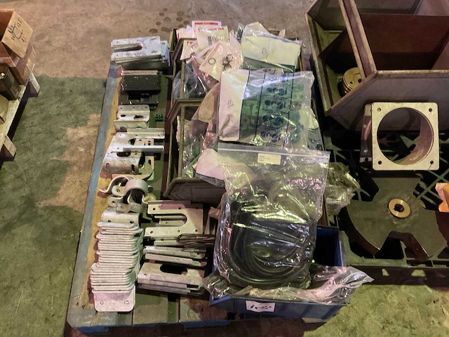 Partij landbouwmachine onderdelen - afbeelding 1 van  6