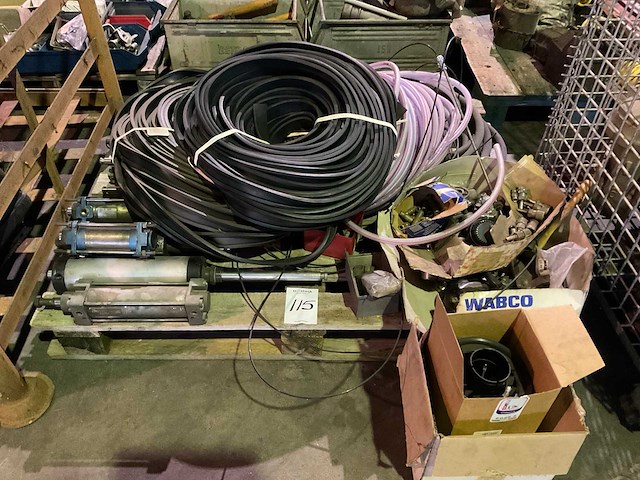 Partij landbouwmachine onderdelen - afbeelding 1 van  5