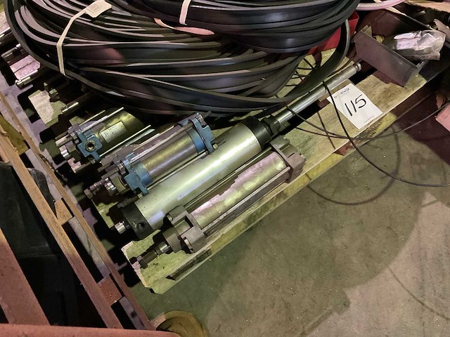 Partij landbouwmachine onderdelen - afbeelding 2 van  5