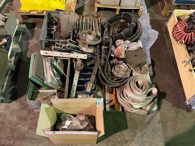 Partij landbouwmachine onderdelen - afbeelding 1 van  5