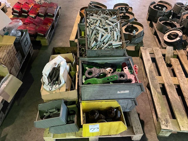 Partij landbouwmachine onderdelen - afbeelding 1 van  5