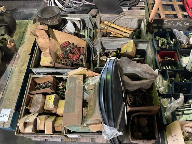 Partij landbouwmachine onderdelen - afbeelding 1 van  7