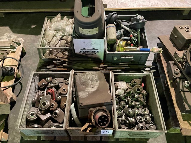 Partij landbouwmachine onderdelen - afbeelding 1 van  5