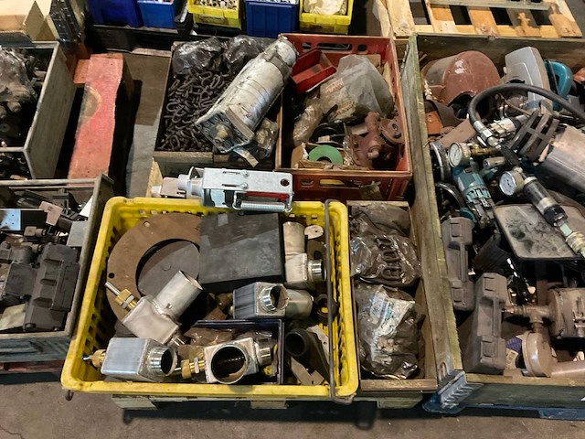 Partij landbouwmachine onderdelen - afbeelding 1 van  4