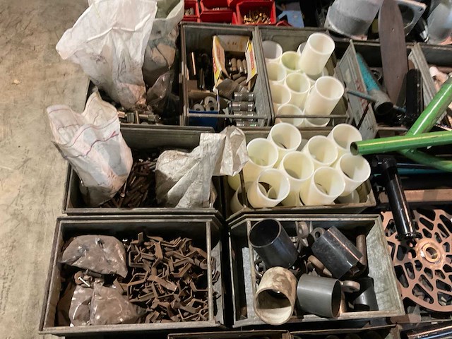 Partij landbouwmachine onderdelen - afbeelding 1 van  7