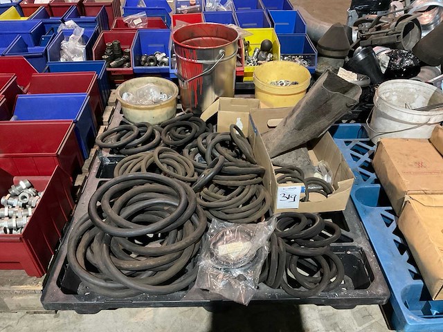 Partij landbouwmachine onderdelen - afbeelding 1 van  5