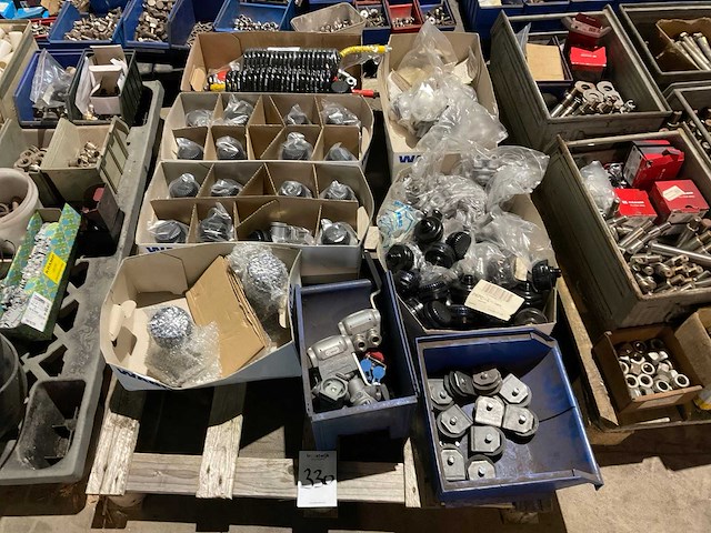 Partij landbouwmachine onderdelen - afbeelding 1 van  9