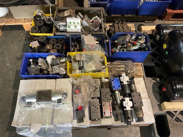 Partij landbouwmachine onderdelen - afbeelding 1 van  5