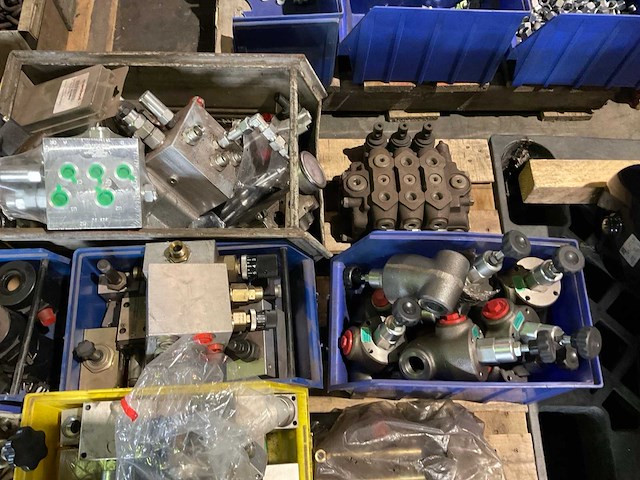 Partij landbouwmachine onderdelen - afbeelding 2 van  5