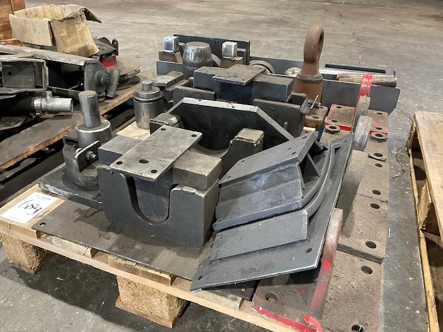 Partij landbouwmachine onderdelen - afbeelding 2 van  3