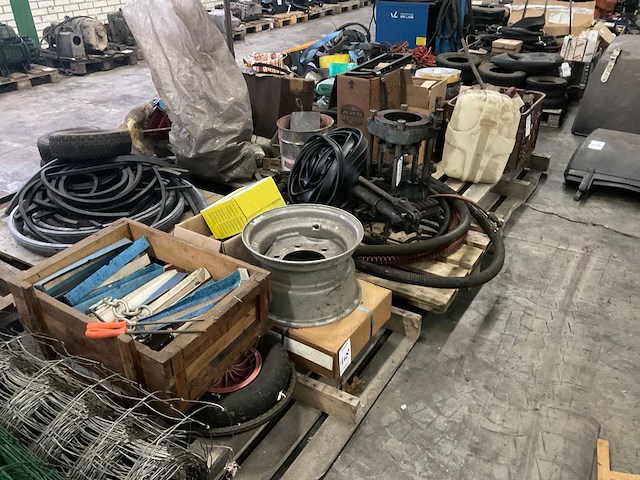 Partij landbouwmachine toebehoren en gereedschap - afbeelding 1 van  11