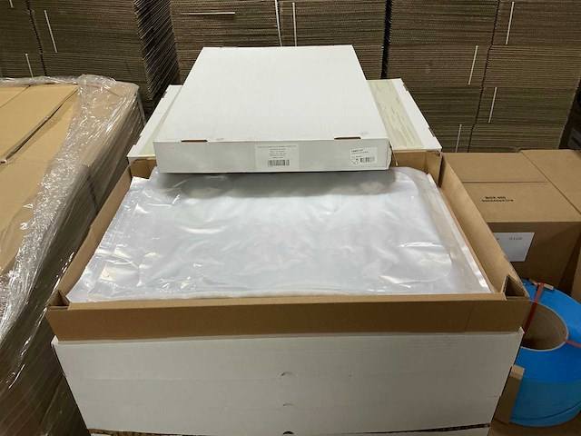 Partij ldpe kistafdekvellen zonder luchtgaten 68*46cm dikte 50 micron (28000x) - afbeelding 1 van  4