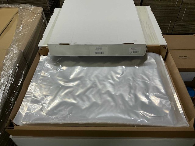 Partij ldpe kistafdekvellen zonder luchtgaten 68*46cm dikte 50 micron (28000x) - afbeelding 3 van  4