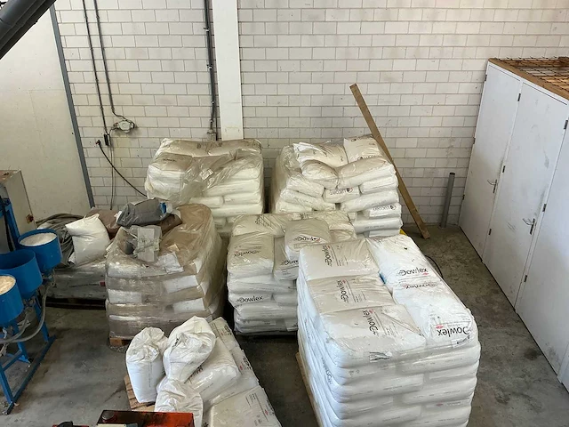 Partij ldpe, lldpe en lucobit granulaatkorrels - afbeelding 1 van  10