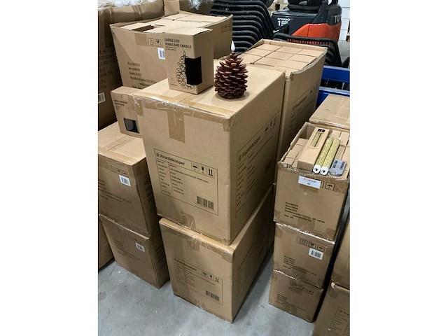 Partij led candle pine cone d10.5/h16cm brown (144x) - afbeelding 4 van  4
