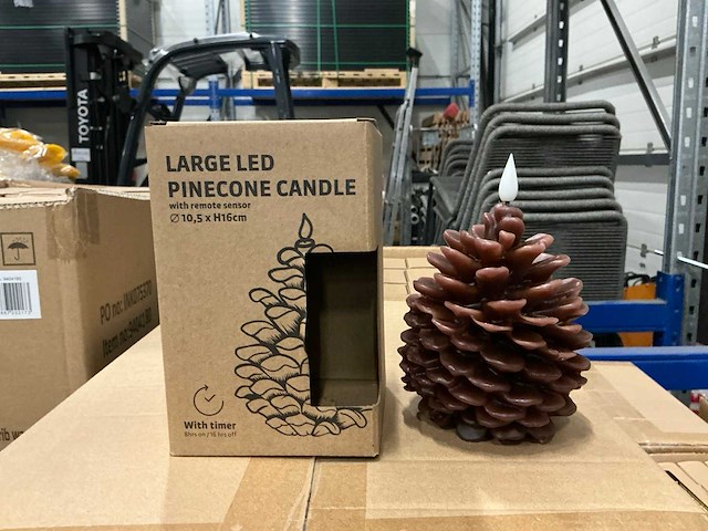 Partij led candle pine cone d10.5/h16cm brown (144x) - afbeelding 1 van  4