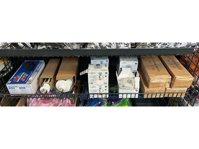 Partij led verlichting en elektronica w.o. intech - afbeelding 1 van  6