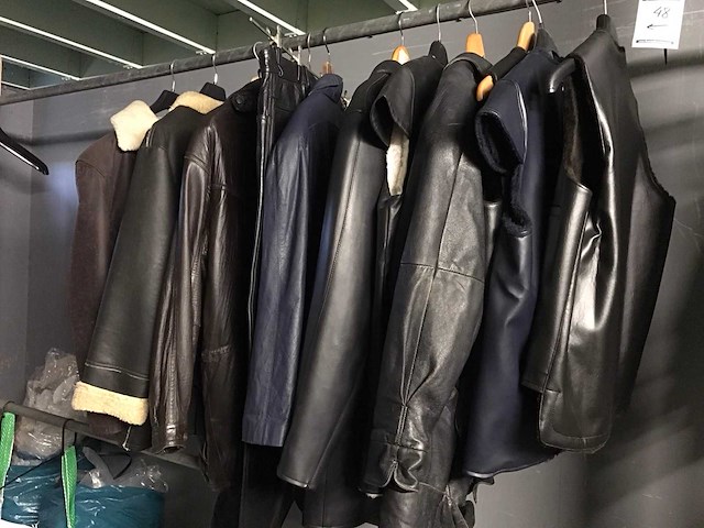 Partij lederen en kunstlederen jassen - afbeelding 1 van  10