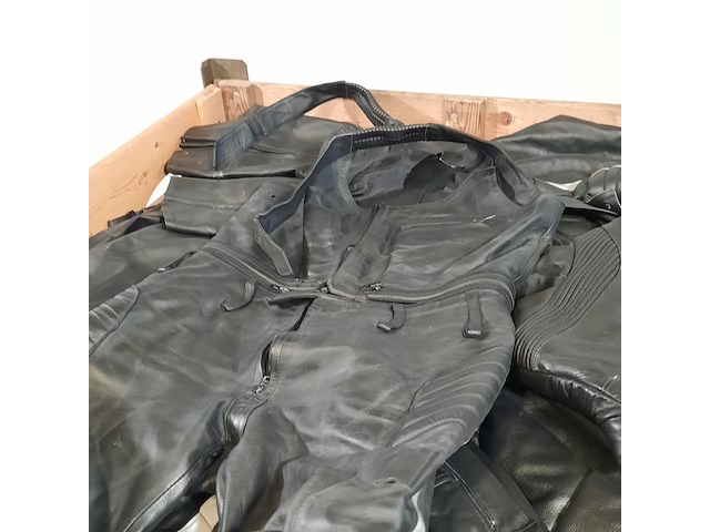 Partij lederen jassen en broeken - afbeelding 2 van  13