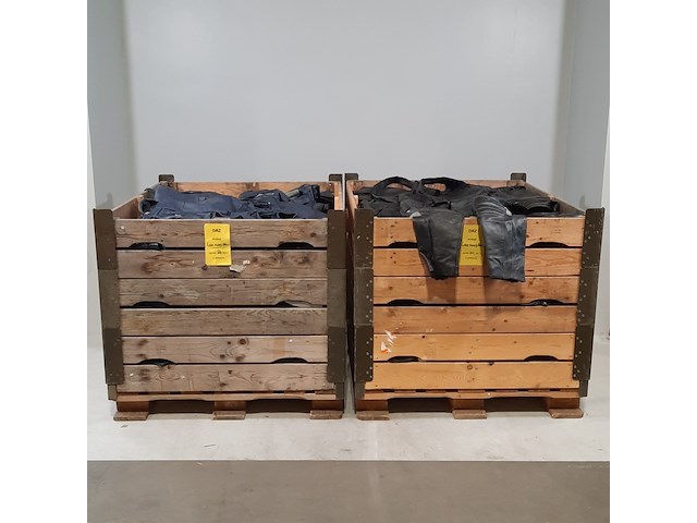 Partij lederen jassen en broeken - afbeelding 1 van  13