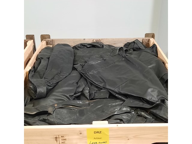 Partij lederen jassen en broeken - afbeelding 2 van  13