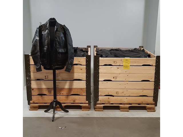 Partij lederen jassen en broeken - afbeelding 1 van  13