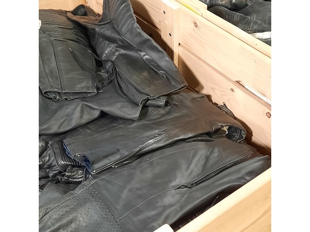 Partij lederen jassen en broeken - afbeelding 15 van  16