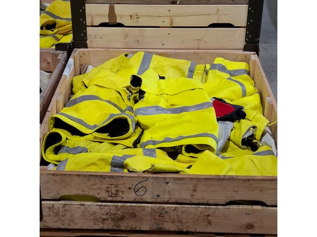 Partij lederen jassen (zonder mouwen) en kledingstukken - afbeelding 2 van  16