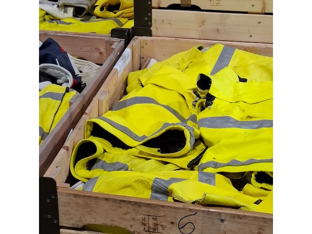 Partij lederen jassen (zonder mouwen) en kledingstukken - afbeelding 3 van  16