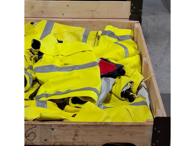 Partij lederen jassen (zonder mouwen) en kledingstukken - afbeelding 4 van  16
