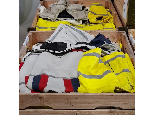 Partij lederen jassen (zonder mouwen) en kledingstukken - afbeelding 5 van  16
