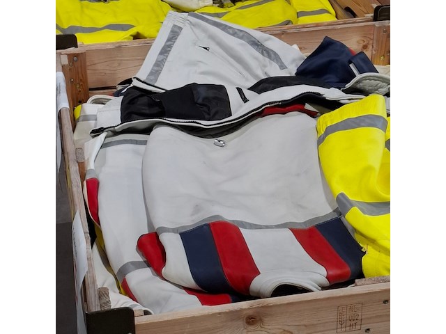 Partij lederen jassen (zonder mouwen) en kledingstukken - afbeelding 6 van  16