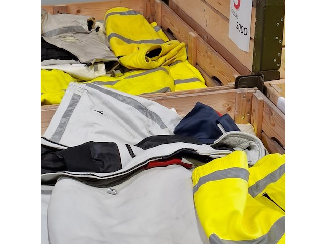 Partij lederen jassen (zonder mouwen) en kledingstukken - afbeelding 7 van  16